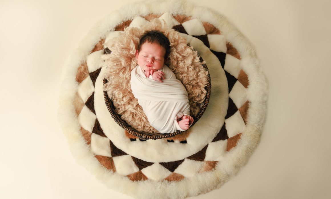 newborn photos session, What to expect from a newborn photos session when you are expecting